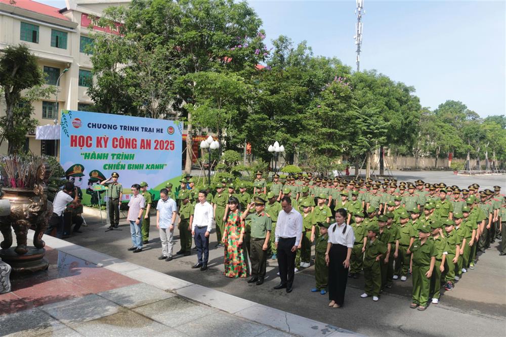Trước Lễ khai mạc hè năm 2025, Ban Tổ chức và các “chiến sĩ nhí” đã dâng hương Tượng đài Chủ tịch Hồ Chi Minh trong khuôn viên Nhà trường.