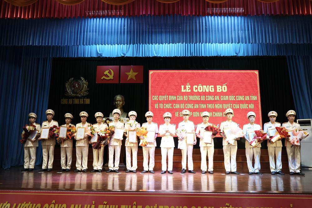 Thiếu tướng Nguyễn Xuân Thao, Giám đốc Công an tỉnh trao các quyết định cho các đồng chí Trưởng Công an xã mới.