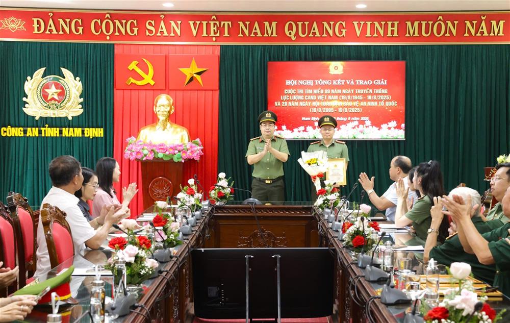 Ban tổ chức đã trao giải cho các tác phẩm xuất sắc.