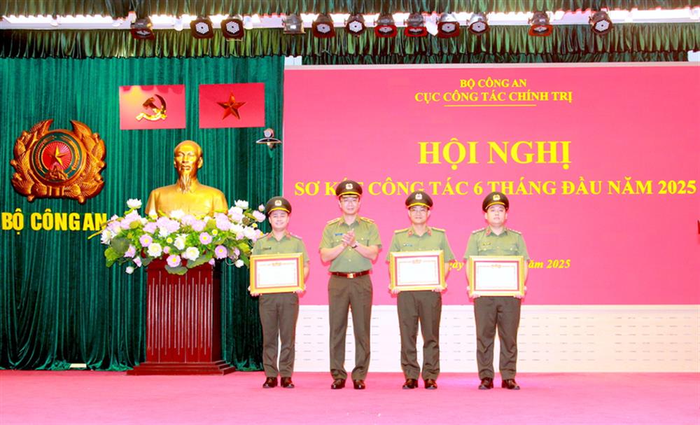 Thừa ủy quyền, Thiếu tướng Phạm Kim Đĩnh trao danh hiệu "Chiến sĩ thi đua toàn lực lượng" tặng các cá nhân có thành tích xuất sắc.