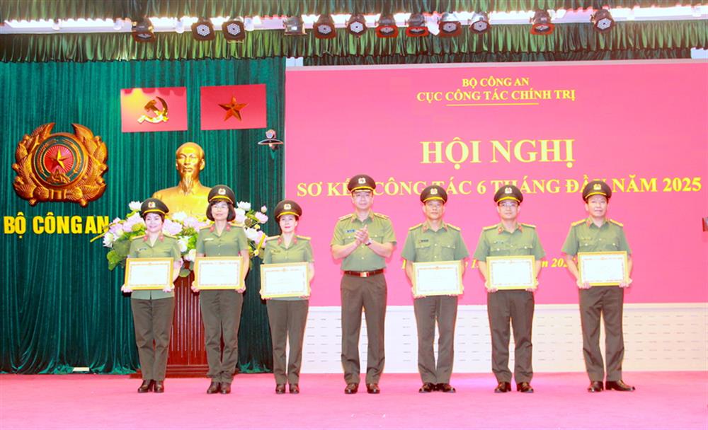 Thừa ủy quyền, Thiếu tướng Phạm Kim Đĩnh trao Bằng khen của Bộ Công an tặng các tập thể có thành tích xuất sắc.