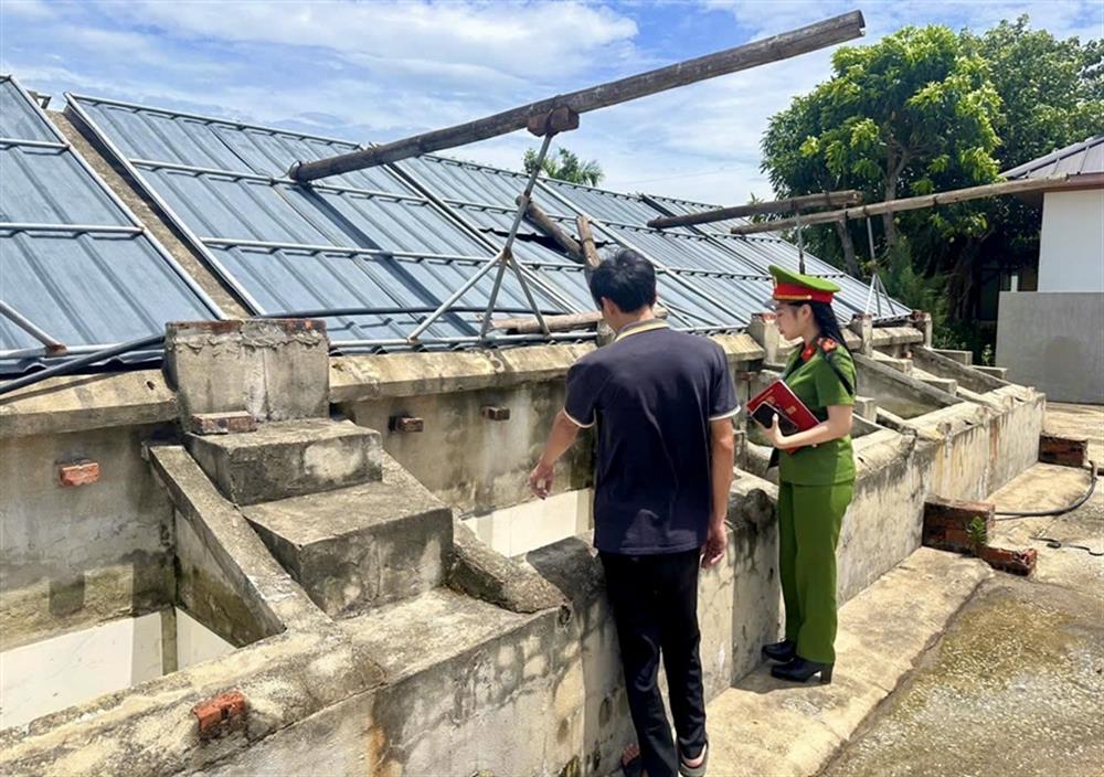 Lực lượng Công an tiến hành kiểm tra cơ sở sản xuất nước mắm tại xã Hòa Lộc, huyện Hậu Lộc.