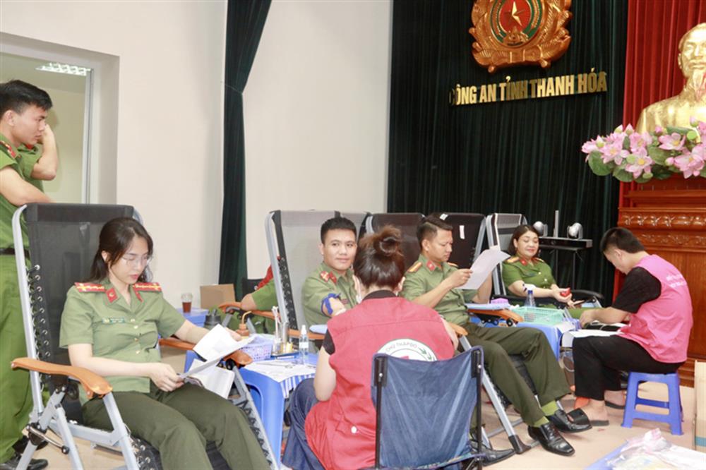 Ngay sau Lễ phát động, 450 cán bộ, chiến sĩ Công an tỉnh Thanh Hóa đã tham gia hiến máu tình nguyện.
