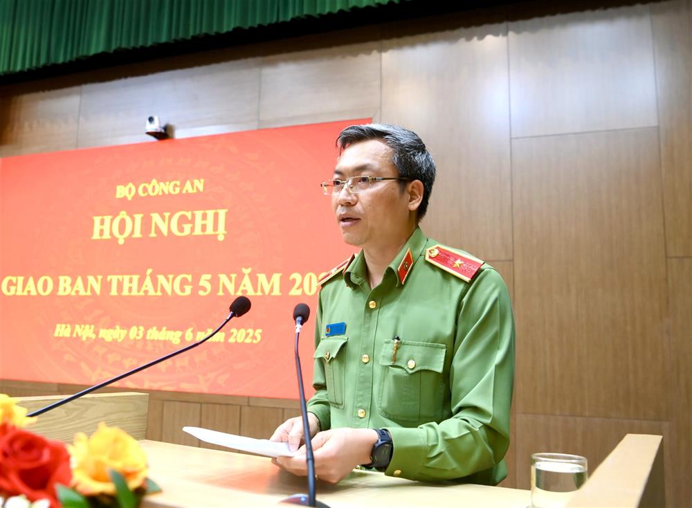 Thiếu tướng Nguyễn Quốc Toản, Chánh Văn phòng Bộ Công an báo cáo kết quả công tác công an tháng 5/2025.