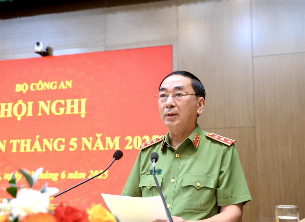 Thứ trưởng Trần Quốc Tỏ điều hành tham luận tại Hội nghị.