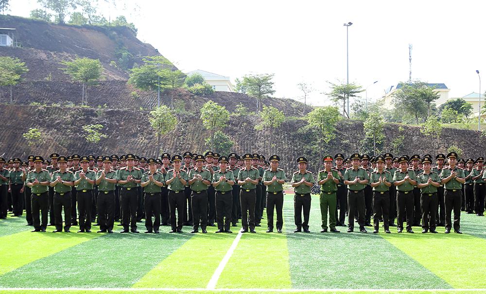 Các đại biểu dự lễ bế giảng chụp ảnh lưu niệm cùng chiến sĩ mới
