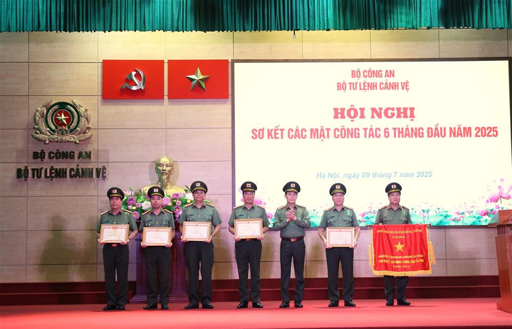 Thứ trưởng Lê Quốc Hùng trao Cờ thi đua của Thủ tướng Chính phủ tặng tập thể Phòng 6; trao Bằng khen của Bộ Công an tặng các cá nhân đạt danh hiệu "Chiến sĩ thi đua toàn lực lượng" và có thành tích xuất sắc trên các mặt công tác.