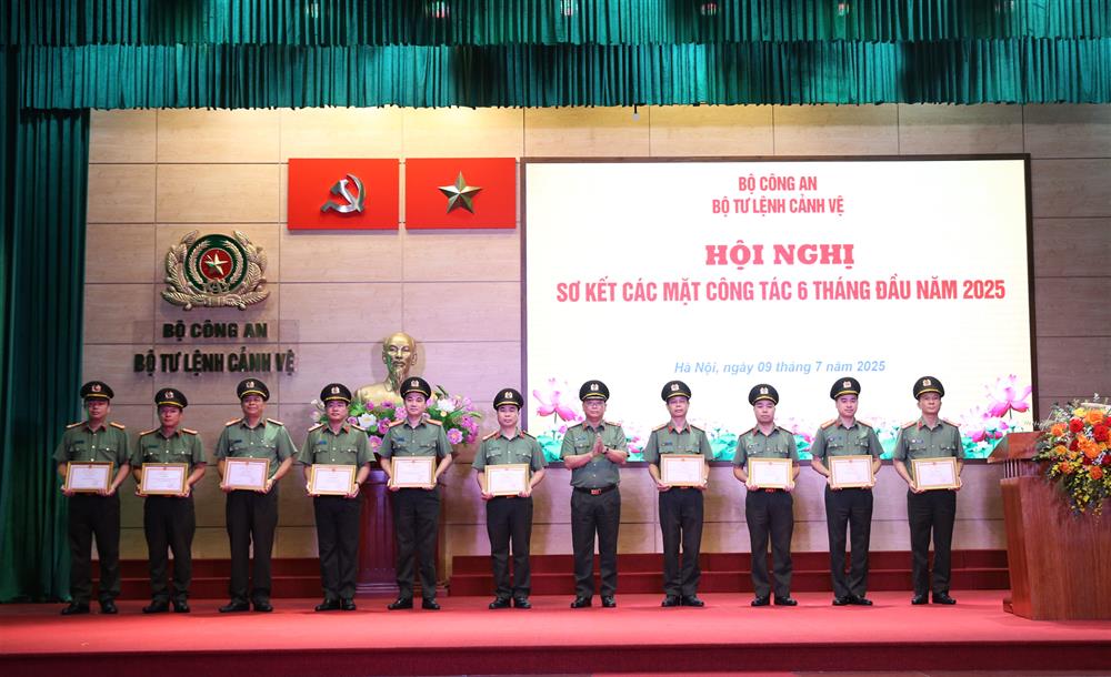 Tư lệnh Phạm Thanh Hùng trao Giấy khen tặng các tập thể cấp cơ sở có thành tích xuất sắc trong phong trào thi đua "Vì an ninh Tổ quốc" 6 tháng đầu năm 2025.