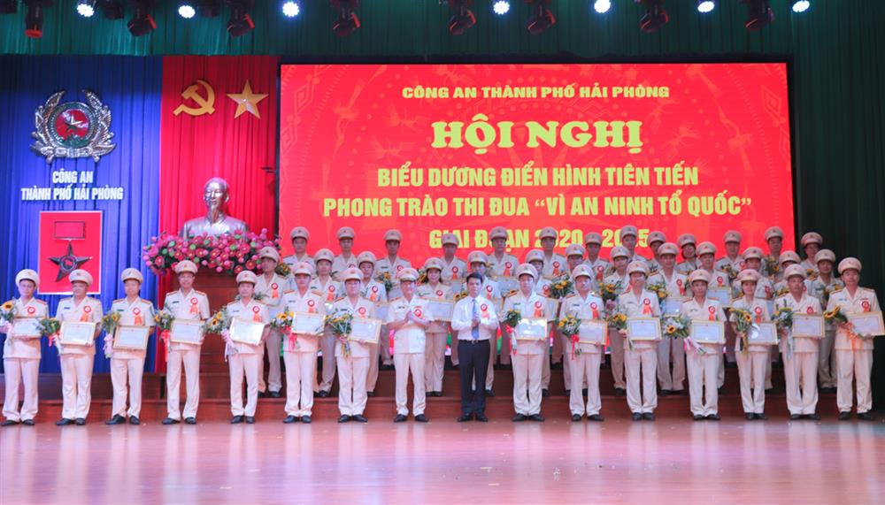 Chủ tịch UBND TP Lê Ngọc Châu và Thiếu tướng Bùi Quang Bình tặng hoa, trao giấy khen vinh danh các tập thể, cá nhân điển hình tiên tiến.