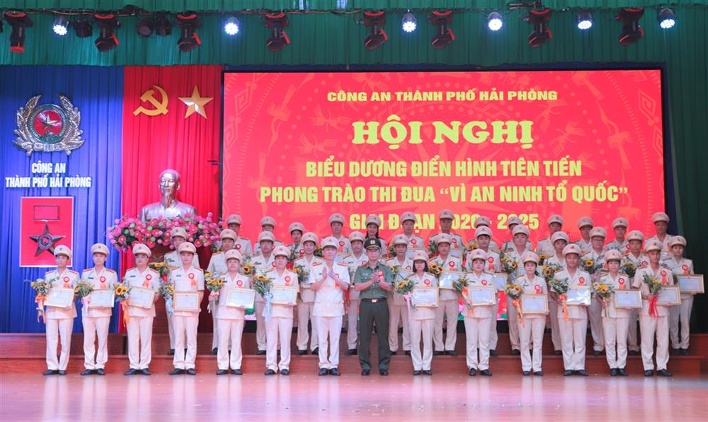 Thiếu tướng Phạm Kim Đĩnh, Cục trưởng Cục Công tác chính trị Bộ Công an và Đại tá Phạm Viết Dũng, Phó giám đốc Công an TP tặng hoa, trao giấy khen vinh danh các tập thể, cá nhân điển hình tiên tiến.