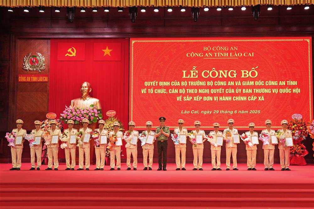 Ảnh: Đại tá Cao Minh Huyền trao Quyết định cho các đồng chí lãnh đạo các phòng nghiệp vụ và các quyết định khác về công tác cán bộ.