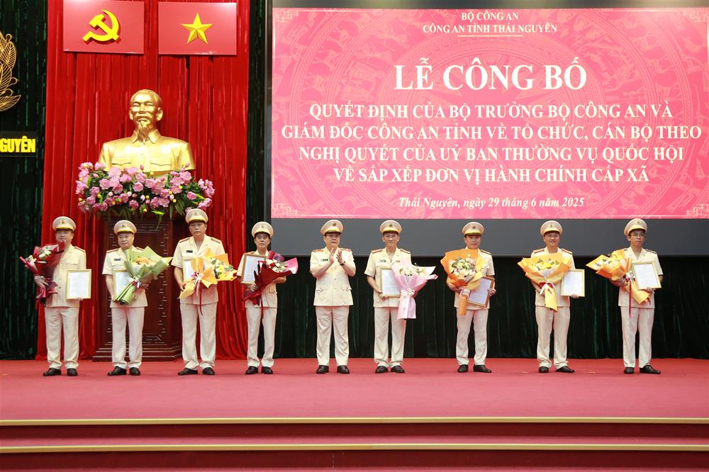 Thiếu tướng Bùi Đức Hải trao Quyết định và tặng hoa chúc mừng các đồng chí Phó Giám đốc Công an tỉnh Thái Nguyên sau sáp nhập.