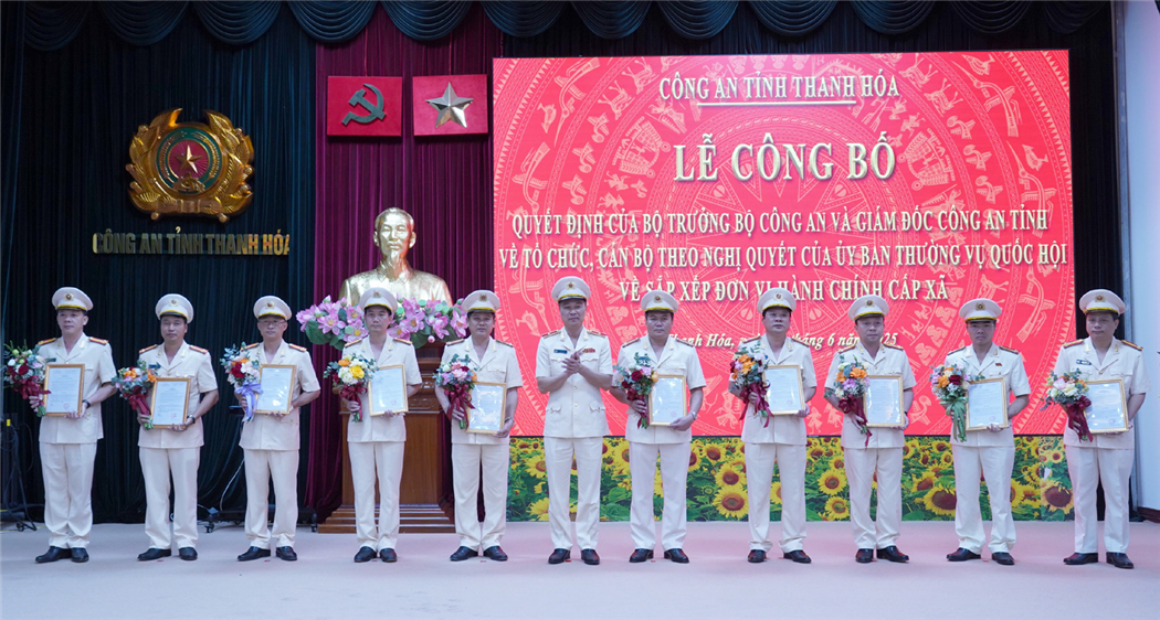 Thiếu tướng Tô Anh Dũng trao các quyết định điều động, bố trí Trưởng Công an các phường, xã.