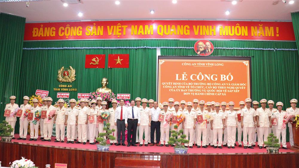 28 đồng chí nhận Quyết định của Giám đốc Công an tỉnh Vĩnh Long bố trí Trưởng phòng và tương đương.