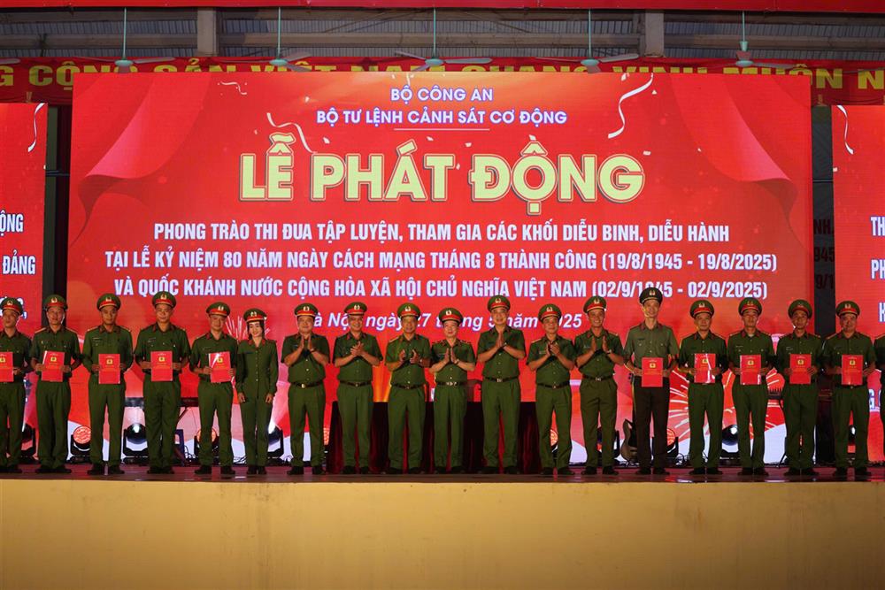 Thiếu tướng Nguyễn Ngọc Thanh với các đại biểu chứng kiến Lễ ký giao ước thi đua của các khối tham gia luyện tập.