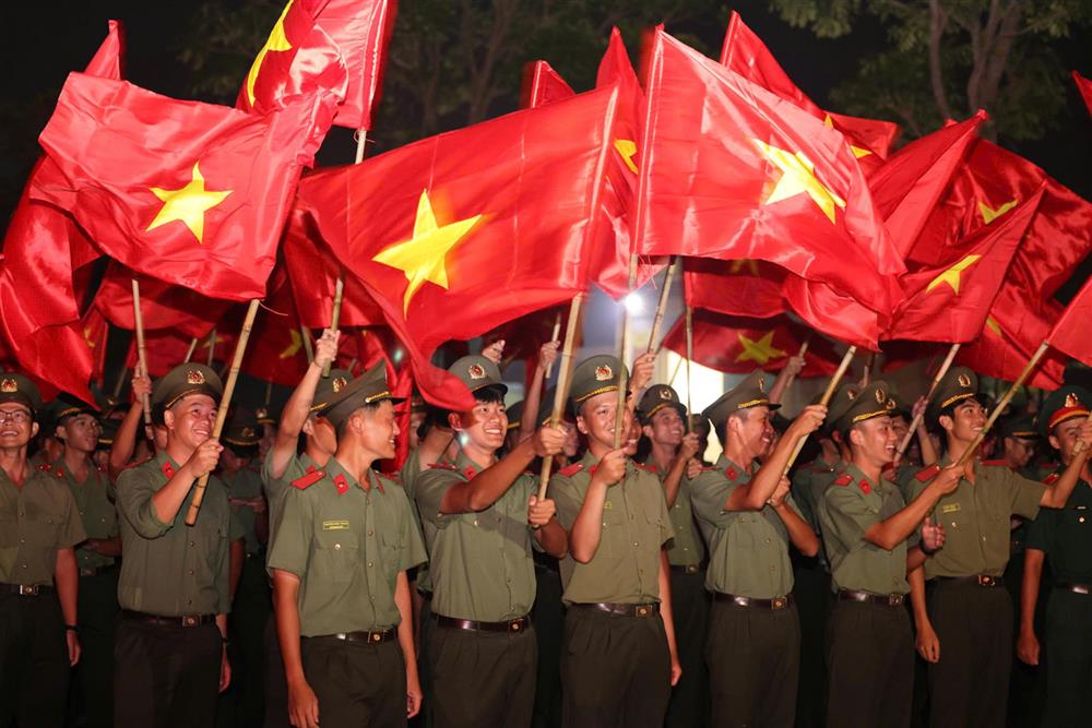 Các học viên sôi nổi, hào hứng trước chương trình văn nghệ kỷ niệm 135 năm Ngày sinh Chủ tịch Hồ Chí Minh.