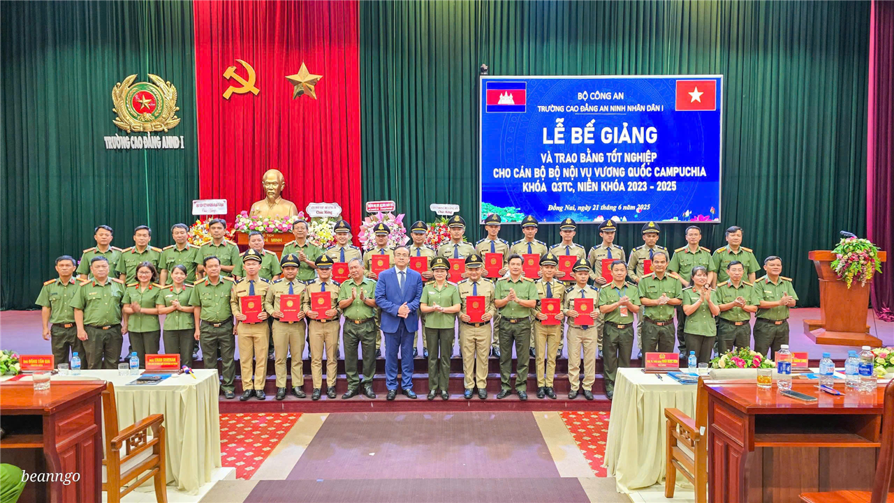 Các đại biểu chụp hình lưu niệm với học viên Campuchia.