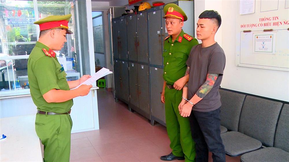 Lực lượng Công an công bố quyết định tạm giữ đối tượng Võ Quốc Việt.