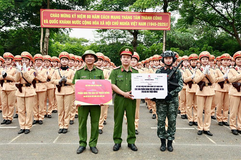 Đoàn thăm hỏi, động viên, tặng nhiều phần quà ý nghĩa tới các cán bộ, học viên đang tham gia tập luyện.