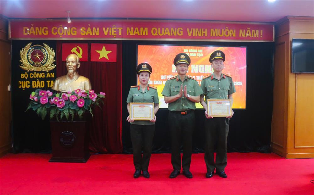 Trung tướng Trần Minh Lệ trao Giấy khen tặng các tập thể có thành tích xuất sắc.