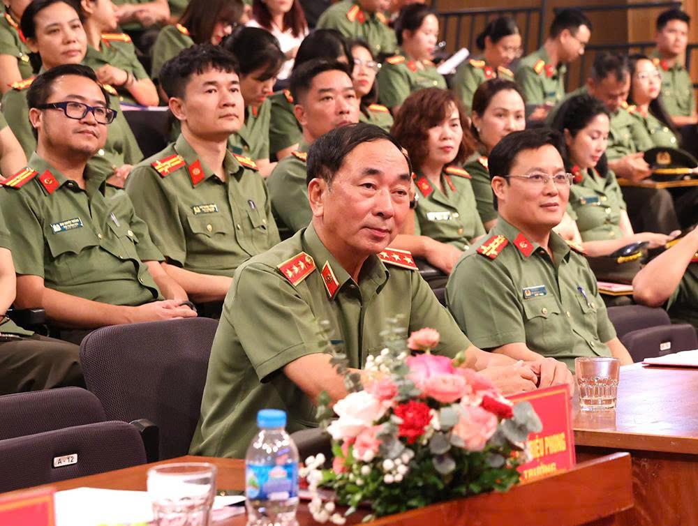 Thứ trưởng Trần Quốc Tỏ cùng các đại biểu dự Hội nghị.