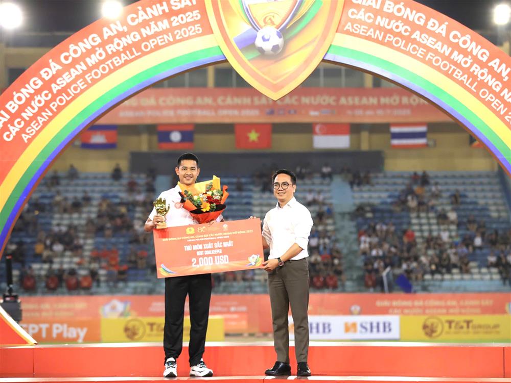 Ban Tổ chức trao Bảng danh vị và hoa tặng Thủ môn xuất sắc nhất Giải đấu Nattawoot Saengdara.