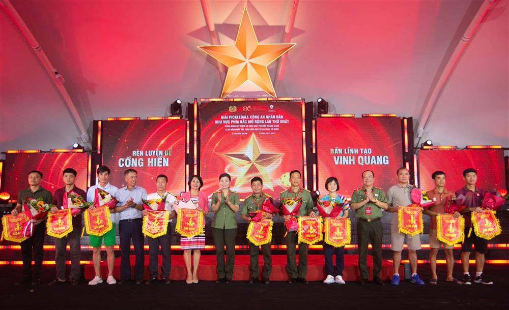 Ban Tổ chức trao Cờ lưu niệm cho các đội thi đấu.