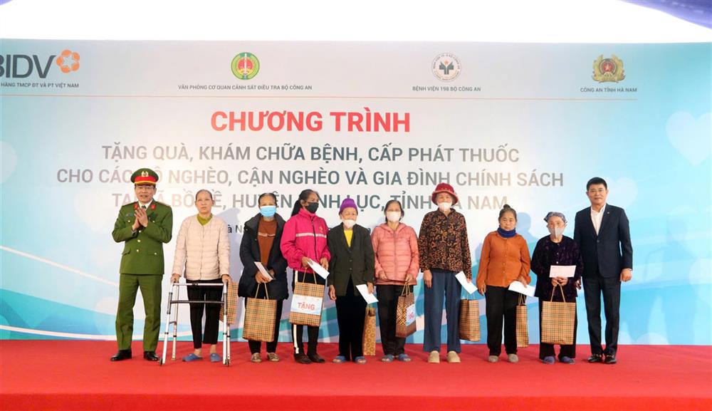 trao tặng 86 suất quà cho các gia đình nghèo, cận nghèo và gia đình chính sách tại xã Bồ Đề.