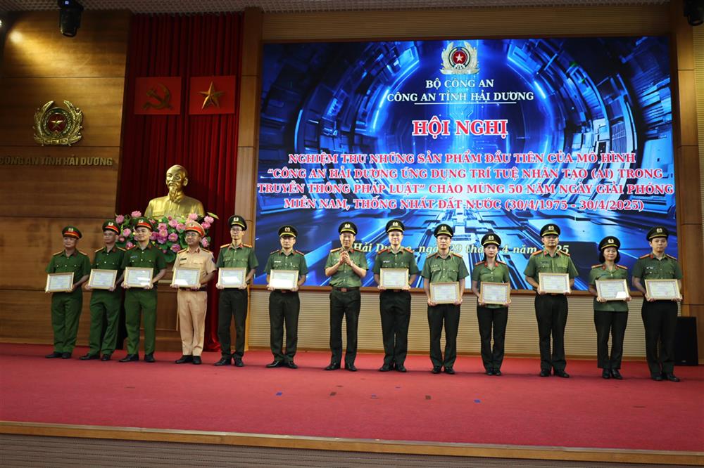 Công an tỉnh đã biểu dương 02 tập thể, 10 cá nhân có thành tích xuất sắc ứng dụng trí tuệ nhân tạo trong truyền thông pháp luật.