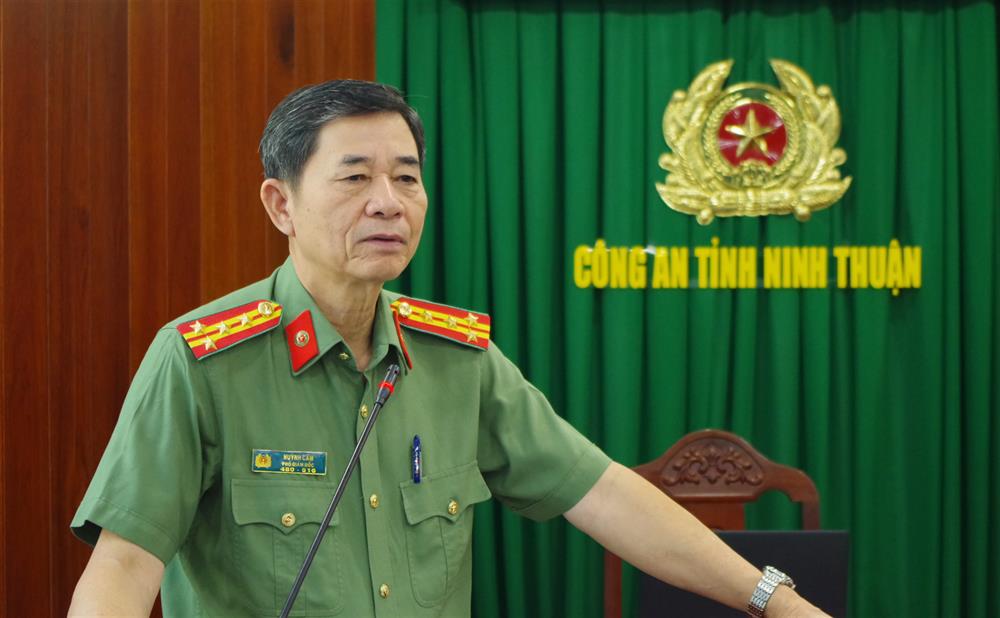 Đại tá Huỳnh Cầm, Phó Giám đốc Công an tỉnh phát biểu chỉ đạo lớp tập huấn.