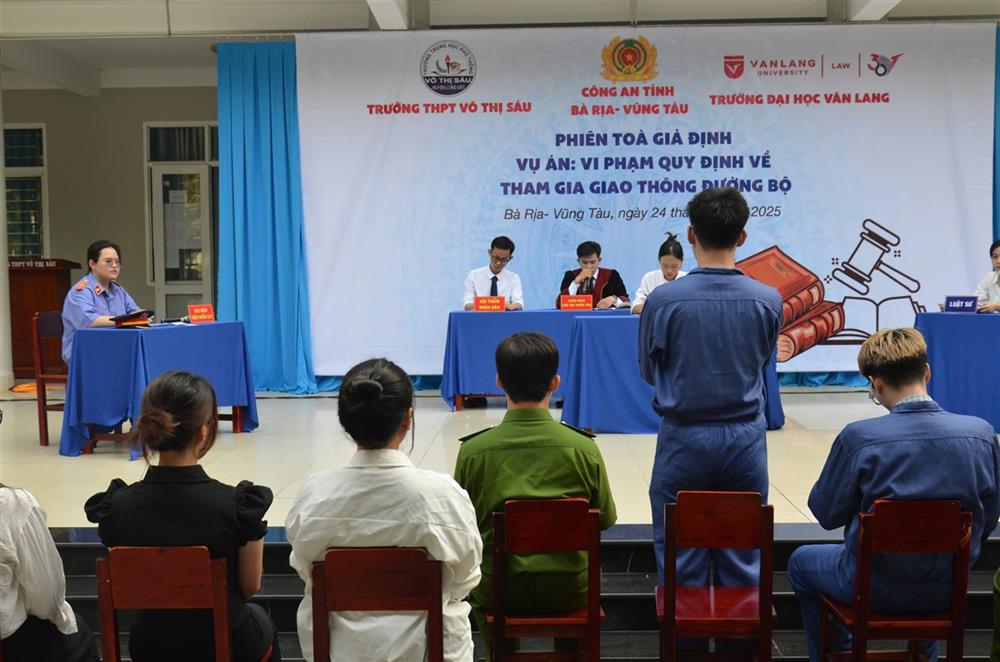 Công an tỉnh Bà Rịa – Vũng Tàu phối hợp với Trường Đại học Văn Lang TP. Hồ Chí Minh tổ chức phiên tòa giả định xét xử vụ án “Vi phạm quy định về tham gia giao thông đường bộ” mở tại Trường THPT Võ Thị Sáu, huyện Long Đất.