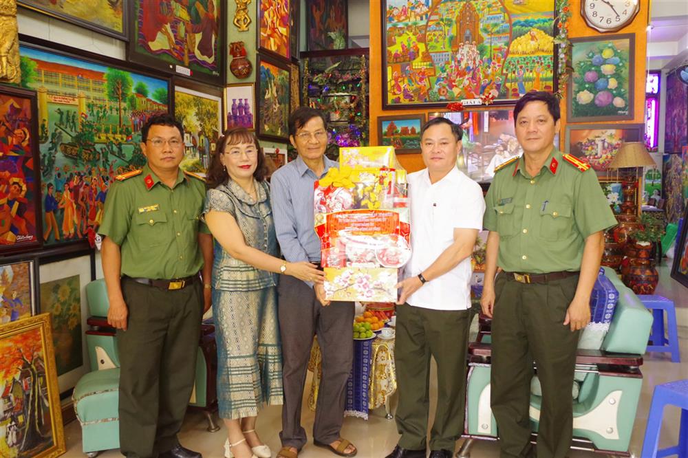 Đại tá Huỳnh Tấn Hạnh đến thăm và tặng quà chúc mừng gia đình ông Thành Chiểu, nguyên Trưởng Ban dân tộc, Hội đồng Nhân dân tỉnh.