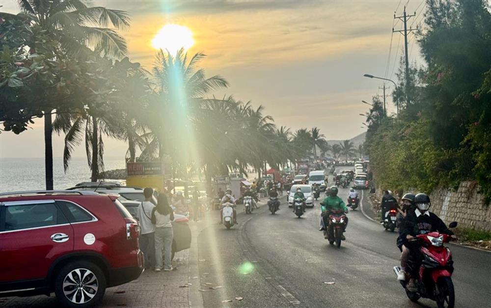 Thời gian tới, bên cạnh đẩy mạnh các biện pháp tuyên truyền nhằm nâng cao nhận thức cho người dân, Công an toàn tỉnh sẽ tiếp tục, thường xuyên tổ chức nắm chắc tình hình địa bàn quản lý; rà soát, lập danh sách từng hộ dân, từng nhân khẩu, phân loại hộ thường trú, tạm trú, lưu trú, hộ cho thuê… để quản lý chặt chẽ, phát hiện kịp thời các đối tượng có dấu hiệu, biểu hiện nghi vấn liên quan đến an ninh, trật tự, đối tượng truy nã, truy tìm, đối tượng phạm tội lẩn trốn. Đồng thời, tăng cường nhận diện các hoạt động, hành vi biến tướng, lách luật, núp bóng ngành, nghề đầu tư kinh doanh có điều kiện về an ninh trật tự; triển khai đồng bộ các biện pháp công tác, thường xuyên rà soát, xác định, thống kê lên danh sách và thu thập thông tin chi tiết, cụ thể từng cơ sở kinh doanh ngành, nghề biến tướng nêu trên và các cơ sở kinh doanh ngành nghề, lĩnh vực khác có nghi vấn, nguy cơ mất an ninh, trật tự, vi phạm pháp luật; tổ chức kiểm tra liên ngành đánh giá đúng thực chất hoạt động của các ngành, nghề kinh doanh có điều kiện về an ninh, trật tự để có những biện pháp quản lý phù hợp, hiệu quả, bịt kín sơ hở tội phạm có thể lợi dụng. Từ đó, góp phần đảm bảo an ninh trật tự trên địa bàn, phục vụ hiệu quả nhiệm vụ phát triển kinh tế - xã hội của toàn tỉnh.
