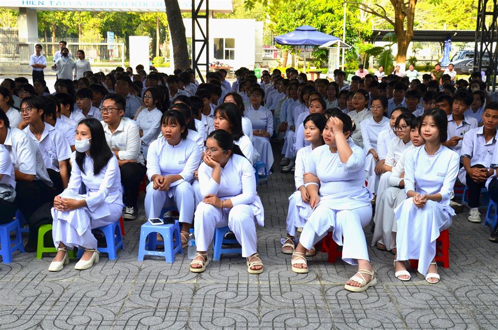 Các em học sinh trường Trường THPT Võ Thị Sáu, huyện Long Đất hào hứng theo dõi phiên tòa.