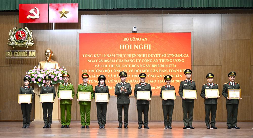 Thứ trưởng Trần Quốc Tỏ trao Bằng khen của Bộ Công an tặng các cá nhân.