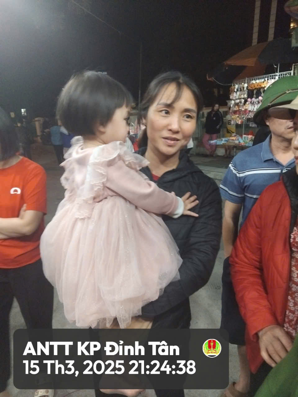 Công an thị trấn Thiệu Hoá đưa cháu bé đi lạc về với mẹ.