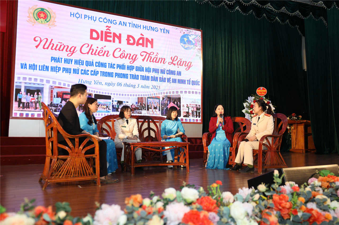 Các đại biểu giao lưu tại chương trình.