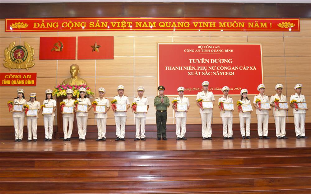 Các điển hình thanh niên, phụ nữ được tuyên dương.