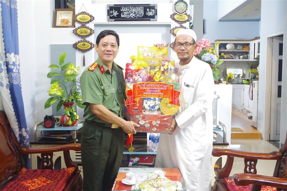 Thừa ủy quyền, lãnh đạo Phòng An ninh Nội địa đến thăm, tặng quà chúc mừng gia đình ông Thành Thanh Tâm, Trưởng Ban đại diện Cộng đồng Hồi giáo Islam tỉnh Ninh Thuận.