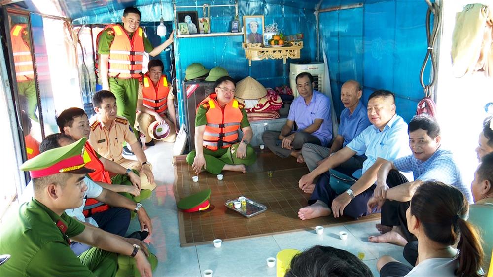 Đại tá Tống Như Sơn, Phó Giám đốc Công an tỉnh và Đoàn công tác khảo sát, kiểm tra, đánh giá, tuyên truyền công tác phòng ngừa, đấu tranh phòng, chống tội phạm trên các tuyến đường thủy nội địa trên địa bàn tỉnh.