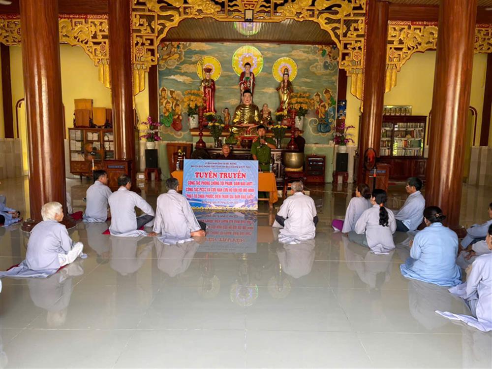 Bồi dưỡng kiến thức cho phật tử nhận biết về thủ đoạn hoạt động phạm tội của các loại tội phạm.
