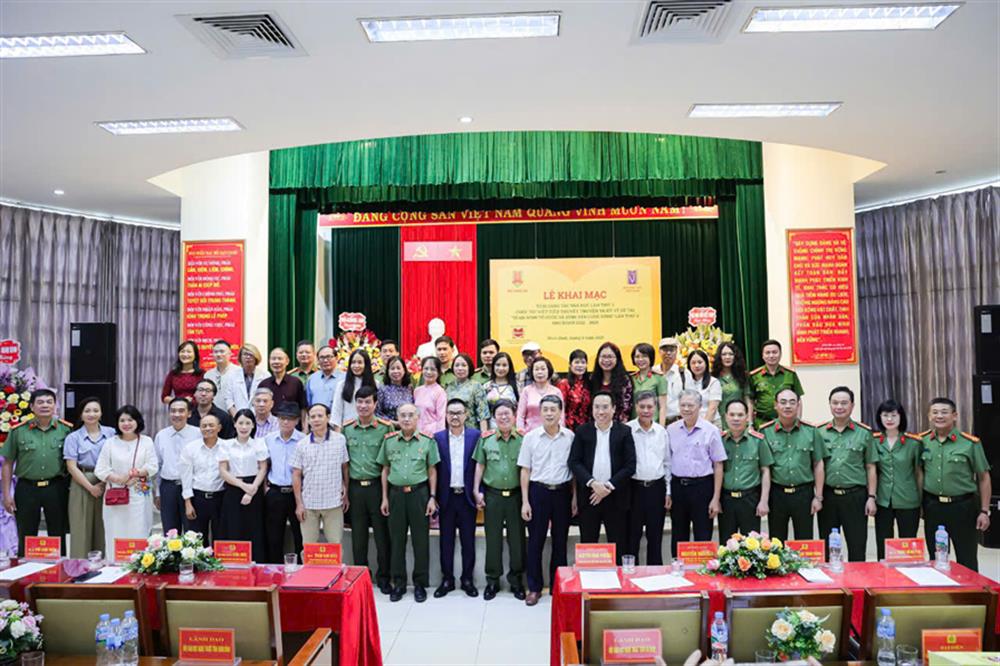 Các nhà văn tham dự trại sáng tác văn học tại Ninh Bình.