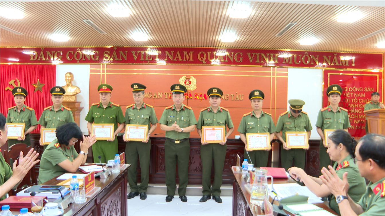 Các tập thể và cá nhân được trao tặng giấy khen của Đảng uỷ Công an tỉnh.