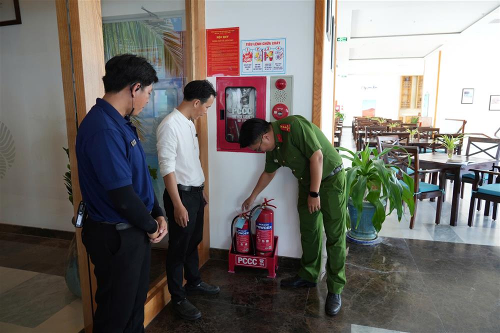 Nhắc nhở cơ sở dịch vụ du lịch chấp hành nghiêm quy định về phòng cháy chữa cháy.