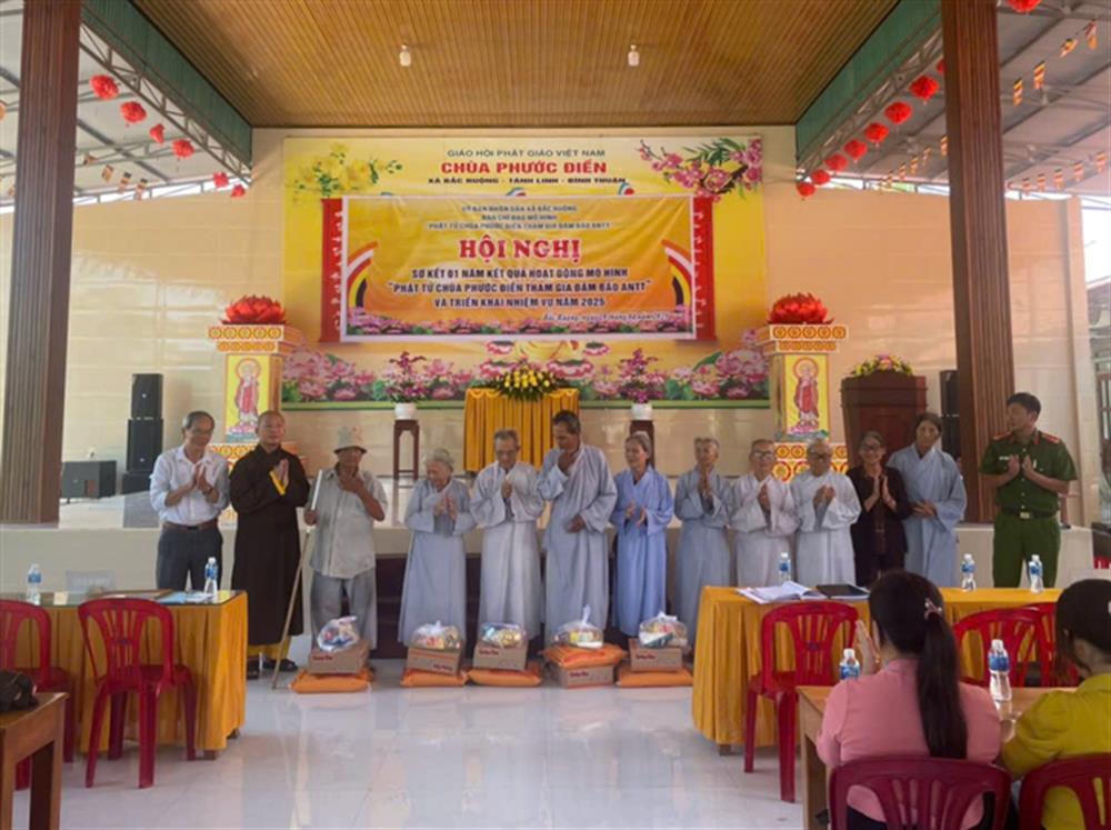 Hỗ trợ quà từ thiện cho nhiều hộ nghèo và cận nghèo, gia đình chính sách.