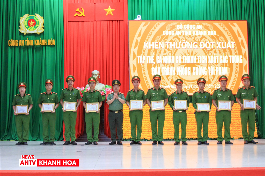 Đại tá Nguyễn Hữu Phước, Ủy viên Ban Thường vụ Tỉnh ủy, Bí thư Đảng ủy, Giám đốc Công an tỉnh trao thưởng cho tập thể phòng Cảnh sát hình sự, phòng Kĩ thuật hình sự và 15 cá nhân có thành tích xuất sắc trong công tác điều tra, xác minh, truy xét nhanh hung thủ.