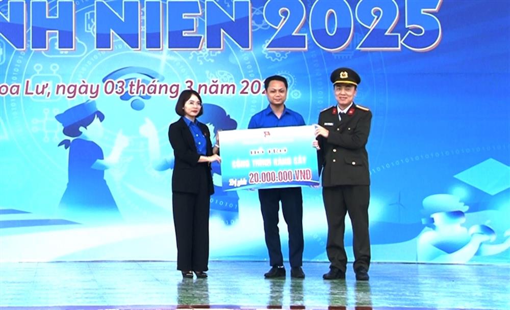 Thiếu tá Lã Hữu Hưng, Trưởng Ban Thanh niên Công an tỉnh và đồng chí Nguyễn Thị Minh Yến, Bí thư Thành đoàn Hoa Lư trao biểu trưng các công trình Tháng Thanh niên năm 2025 trên địa bàn thành phố Hoa Lư.