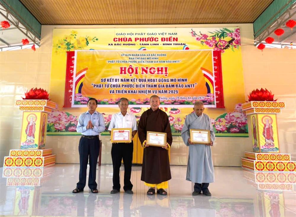 Các tập thể, cá nhân được trao tặng giấy khen.