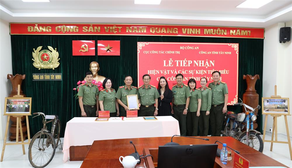 Thiếu tướng Đặng Ngọc Bách, Phó Cục trưởng Cục Công tác chính trị và Đại tá Nguyễn Văn Trãi, Giám đốc Công an tỉnh Tây Ninh cùng các cán bộ, chiến sĩ tại lễ tiếp nhận hiện vật.