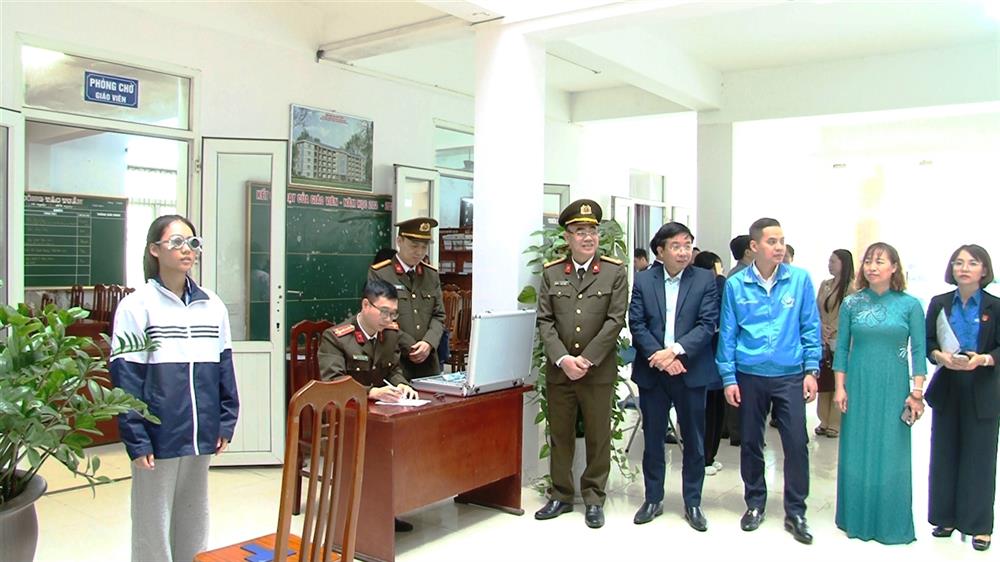 Thiếu tá Lã Hữu Hưng, Trưởng Ban Thanh niên Công an tỉnh và đồng chí Nguyễn Thị Minh Yến, Bí thư Thành đoàn Hoa Lư trao biểu trưng các công trình Tháng Thanh niên năm 2025 trên địa bàn thành phố Hoa Lư.